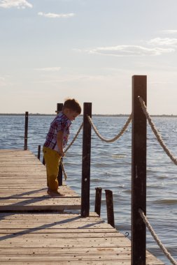 iskelede yürüyüş çocuk