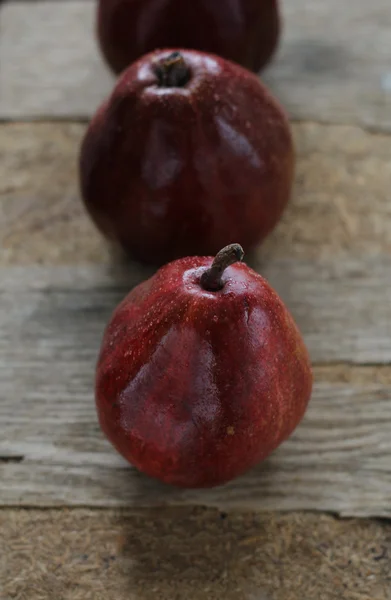 Poires rouges sur fond sombre — Photo