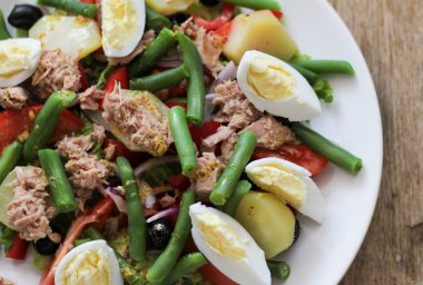 Beyaz tabakta Nisuaz salatası