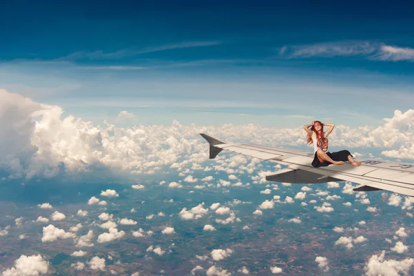 Расслабляющая молодая рыжая женщина на крыльях самолета. Free Trav — стоковое фото