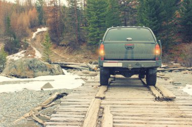 Dağ orman içine eski köprüde Off-Road arabalar. 