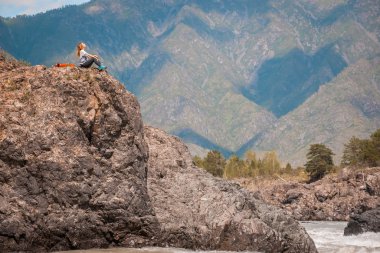 Kadın dağ nehir kıyısında hiking. Katun nehir. Altay. Ru