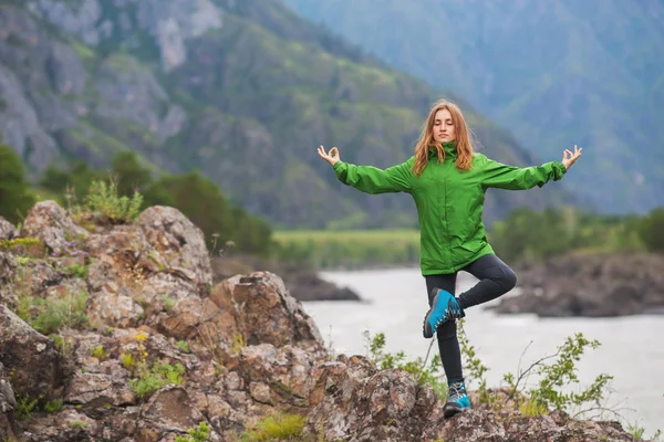 Sabah egzersizleri dağlar manzara içinde. Genç kadın Yoga yaparken