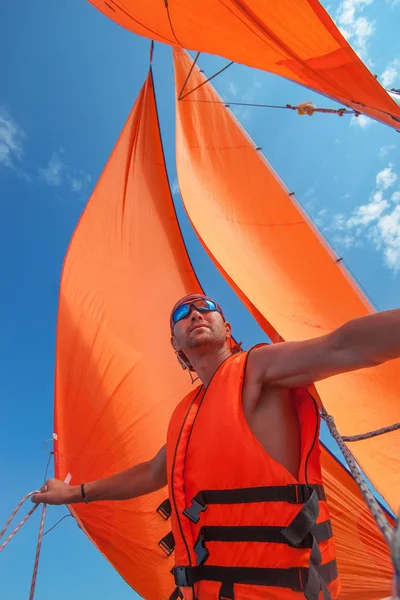 Marinheiro relaxante feliz nas férias iate laranja veleiro st — Fotografia de Stock