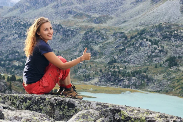 Relaxing red hair woman enjoy beautiful mountain view. Hight mountain lake view. Trekking into the mountains ravel concept. — Stock Fotó