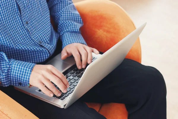 Человек, держащий ноутбук, вводящий код безопасности на клавиатуре . — стоковое фото