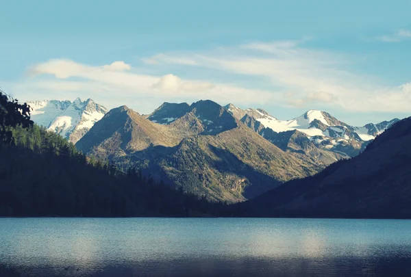 Beautiful mountain landscape on the sunset. Snowy sunny mountain — Stock Photo, Image