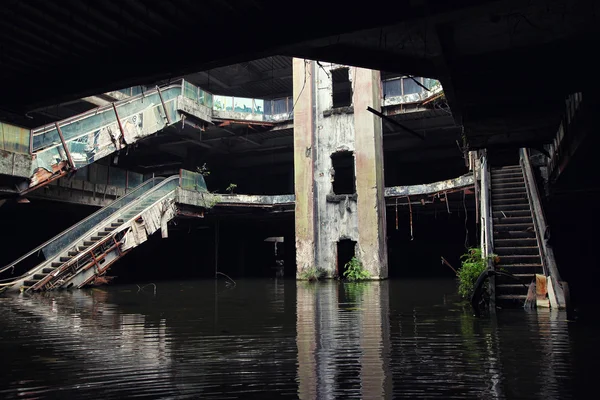 放棄された建物。バンコクで破壊された浸水 252. — ストック写真