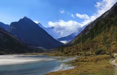 Güzel dağ manzarası. Karlı güneşli dağ manzarası. Olmak