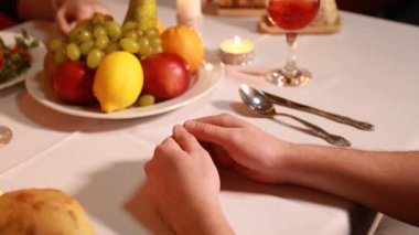 Garson bir yemek getiriyor.