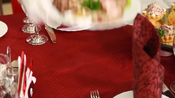 侍者端上一盘肉餐厅 — 图库视频影像
