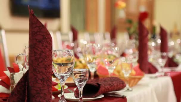 Table avec des plats au restaurant 