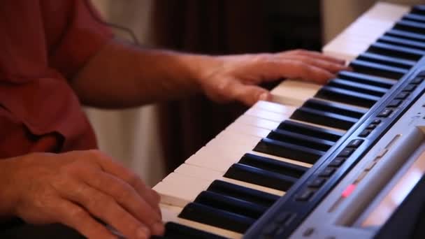Человек играет на пианино в баре — стоковое видео