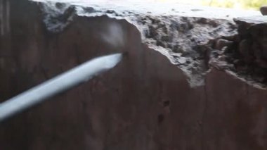 adam çekiç yumruk bir duvar