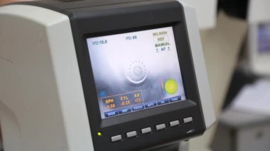 Doktor görmek için adam bakar