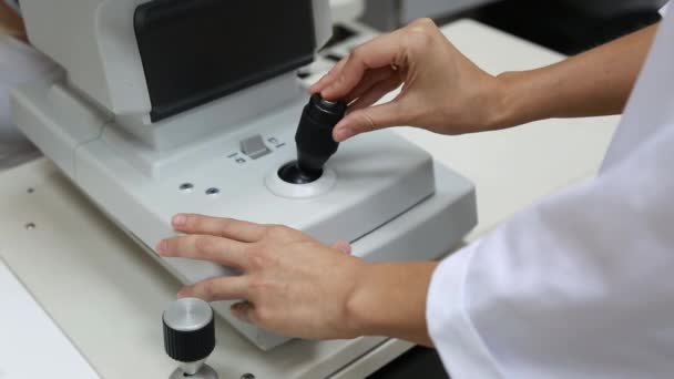 Un médecin travaille sur l'appareil pour les tests oculaires — Video