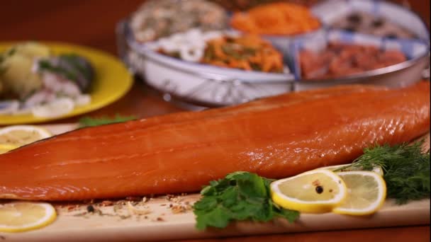 Um prato de peixe com batata assada e salada de frutos do mar no restaurante — Vídeo de Stock