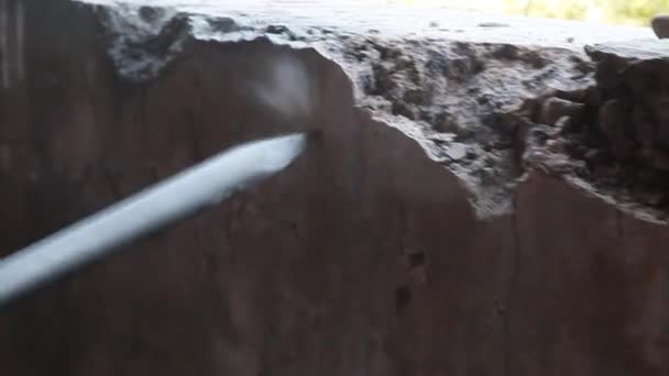 男子锤打一堵墙 — 图库视频影像