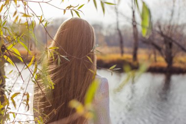 Sonbahar nehir tarafından zevk bir kız