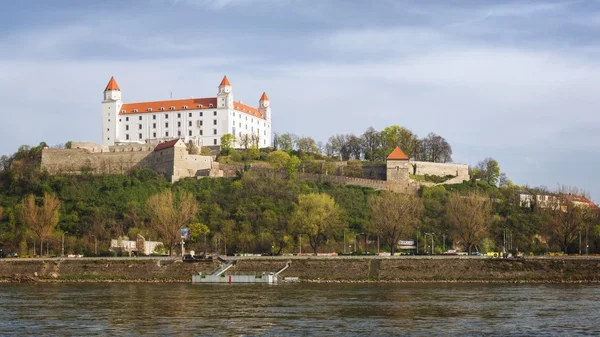 Castillo de Bratislava en la colina sobre el río Danubio, Eslovaquia —  Fotos de Stock