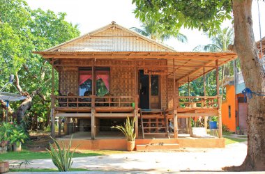 Karimun Jawa Endonezya 'da tahta ayaklıklarda dokuma bambu ev