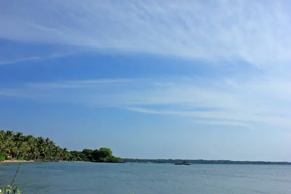 Пляж Морем Блакитним Небом Вдень — стокове фото