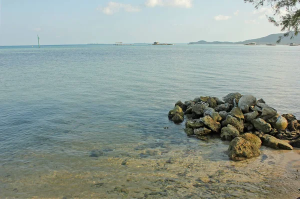 Strand Mit Steinen Felsen Und Blauem Himmel Nachmittag — Stockfoto