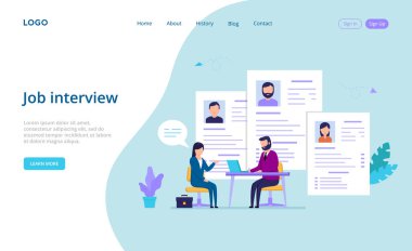 Çizgi film kompozisyonu düz stil. İş görüşmesi kavramının vektör illüstrasyonu. Erkek Muhabir Ofis Ortamında Masada Oturan Kadın Adayla Konuşuyor. Büyük Kağıt Çarşafları Arkasında Devam Et
