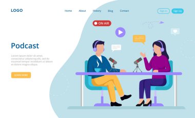 Podcast Konseptinde Çizgi film Vektör Resimleri Düz Stil. Masada oturan iki karakter canlı yayında ses kaydediyor. Mavi ve beyaz arkaplanda yazılar ve düğmeler olan web sitesi şablonu
