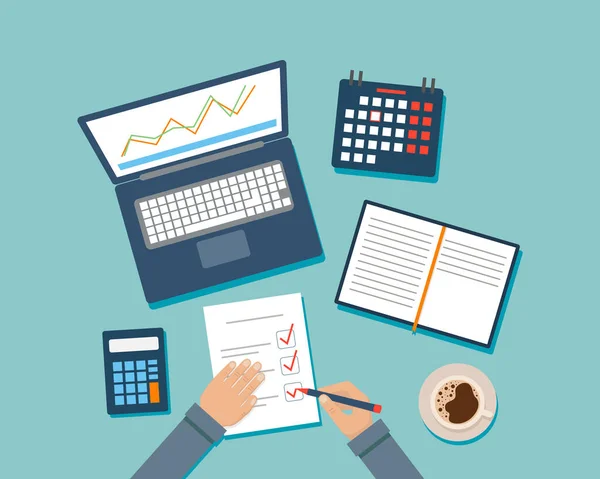 Illustration vectorielle de vue de dessus de style plat de bande dessinée sur fond bleu. Bureau avec différents éléments de bureau. Les mains de l'homme d'affaires écrivant sur le papier, calculatrice, calendrier, planificateur, café et ordinateur portable près — Image vectorielle