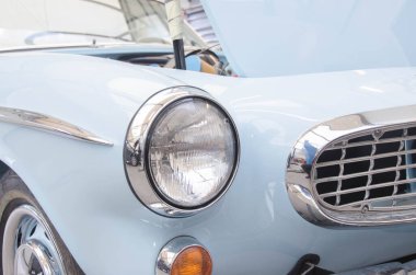 Arka planda acısız Dent tamiri için araç tamir atölyesindeki güzel yarış arabası.