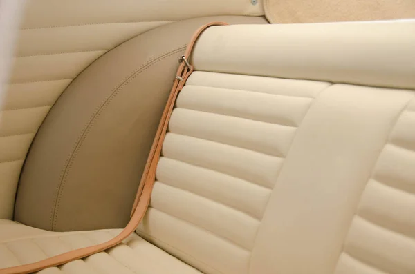 Luxury Race Retro Car Interior with Beige Finish. Автомобиль в мастерской — стоковое фото