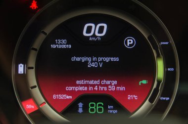 Elektrikli Araç Yükleme Bilgileri Gösterge Paneli. Göstergelerle birlikte hız göstergesi kullan