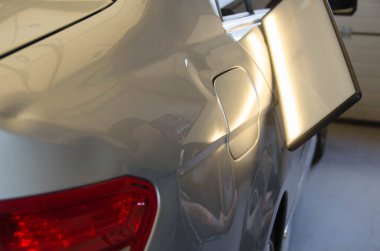 Cesette Acısız Dent Tamiri İşlemi. Arkadaki araba çamurluğunda büyük çukur. PDR Temizleme Kursu Eğitimi.