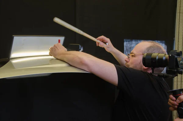 Profissional Paintless Dent Repair Technician está reparando Dents no corpo do carro. Curso de PDR Online para Filmagem de Operadores. Homem removendo a barraca na capa do carro após a saraiva. Treinamento de Curso de Remoção PDR — Fotografia de Stock