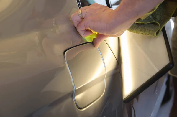 Profissional Paintless Dent Repair Technician está reparando Dents no corpo do carro. Mãos de carro mecânico. Processo de remoção de Dent no carro Fender após o acidente. Treinamento de Curso de Remoção PDR — Fotografia de Stock