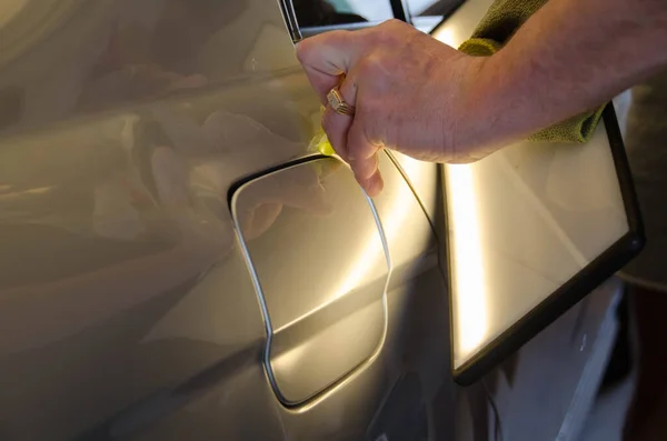 Professionelle Lacklose Dent Repair Techniker Reparatur Dents auf Auto-Karosserie. Hände des Automechanikers. Prozess der Beseitigung von Dent on Car Fender nach einem Unfall PDR Removal Course Schulung — Stockfoto