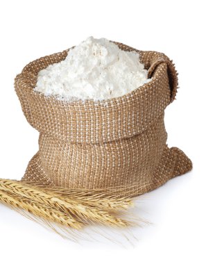 Beyaz arka plan üzerinde izole kulaklı torbada un