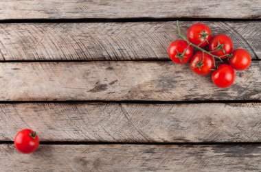Kiraz domates üstten görünüm polis rustik ahşap zemin üzerine