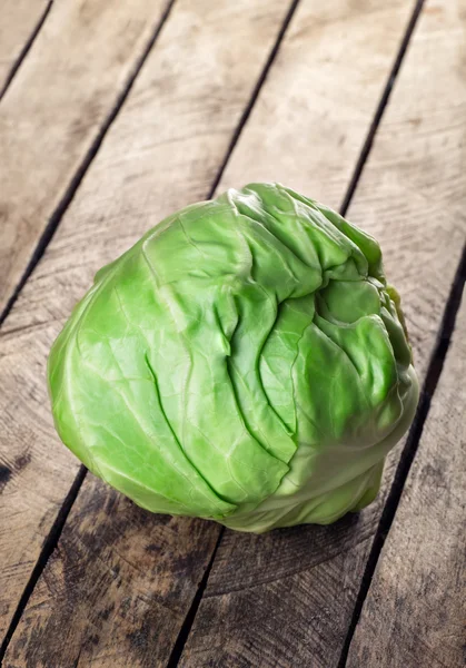 Ahşap arka planda lahana