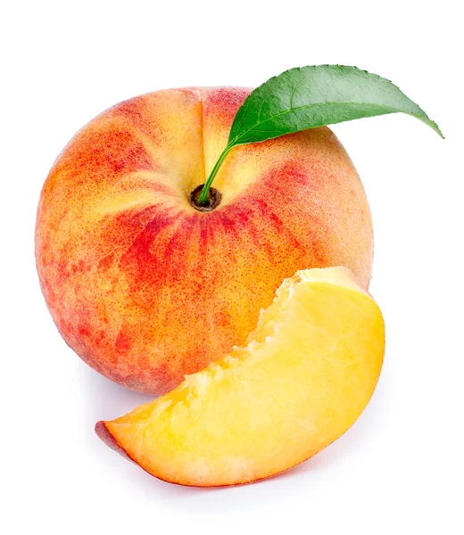 Pfirsich mit Blatt isoliert auf Weiß — Stockfoto