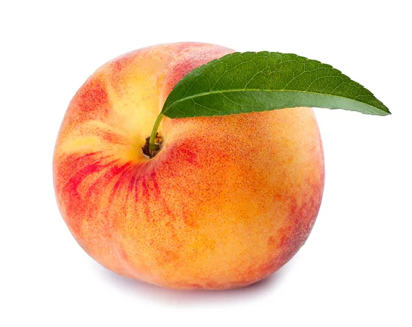 Ein ganzer Pfirsich mit Blatt isoliert auf weiß — Stockfoto