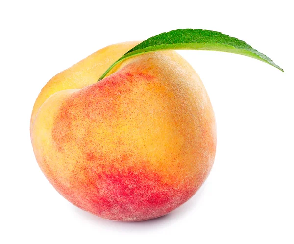 Pfirsich mit Blatt isoliert auf Weiß — Stockfoto