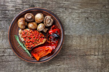 ızgara sebze ve et üzerinde plaka Üstten Görünüm