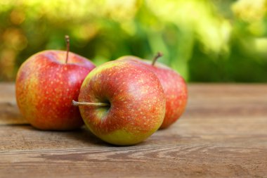 Tahta masada taze kırmızı elmalar