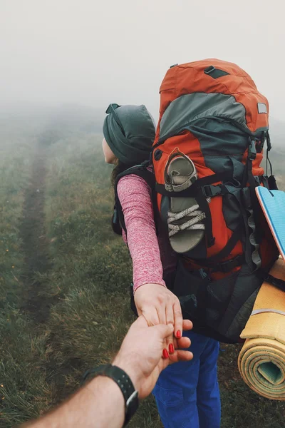 Patika dağlarda yürüyüş yürüyüş yapan Çift — Stok fotoğraf