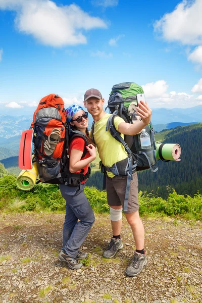 Tourists make selfie in mountains — Stock Photo, Image