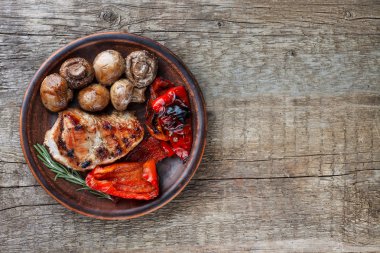 plaka üst görünümünde ızgara et ve sebze