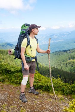 uzun yürüyüşe çıkan kimse diz bandaj ile