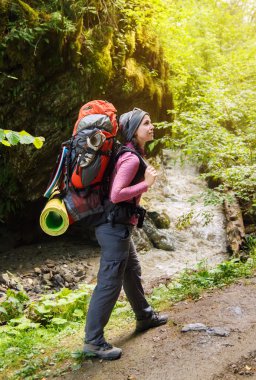 uzun yürüyüşe çıkan kimse dağa mı sırt çantası ile